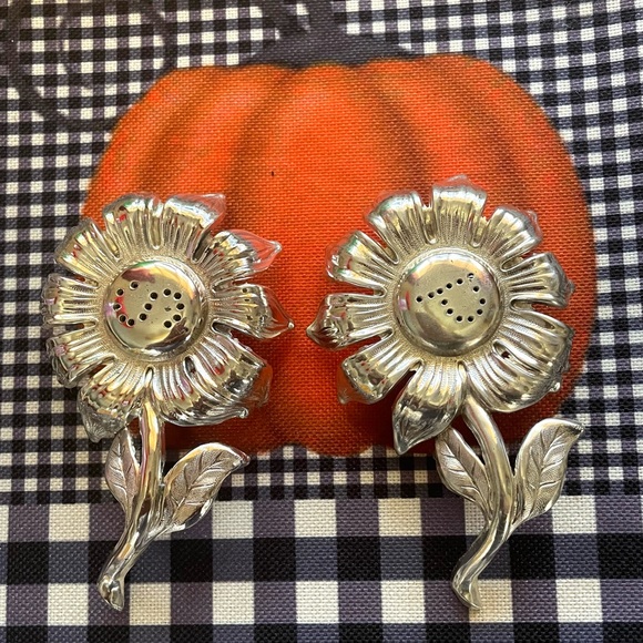 Vintage Delli Inc Silver Plated Sunflower 🌻 Salt & Pepper Shakers - Picture 3 of 16